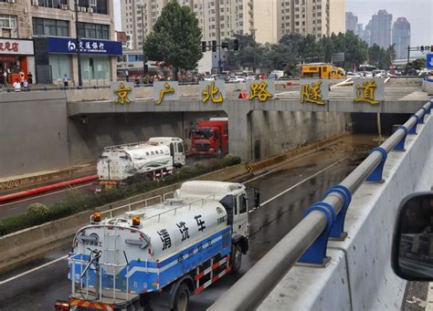 京广隧道内外：被淹没的汽车和寻车人_手机新浪网