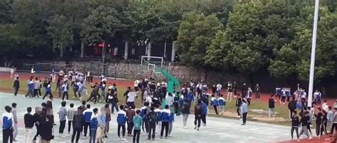 【视频】广西柳州多人当街打架斗殴，有被打者坐地抱头，9名涉案人员被警方控制