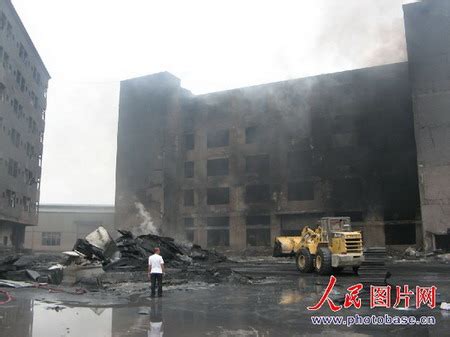 晋江:一鞋材大楼突发大火 现场浓烟滚滚 - 封面新闻