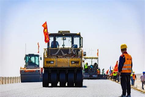 新疆哈密：戈壁公路建设忙-人民图片网