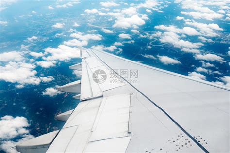 飞机在美丽的天空中飞行高度的地面视图旅行概念高清图片下载-正版图片504069734-摄图网