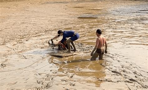 浏阳一村民“干塘”捞鱼深陷淤泥，其他人尝试施救也被困_救援_人员_鱼塘