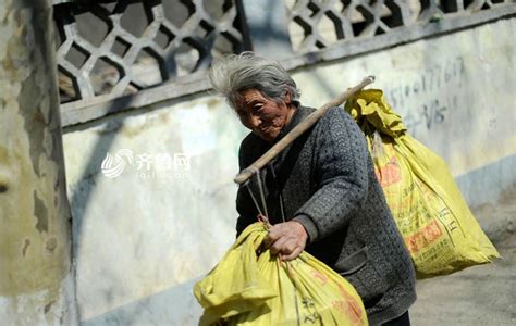 8旬老人街头卖菜，辛苦一辈子腰都驼了，随即让人感动瞬间_腾讯视频