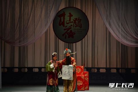 第一场演出，中国评剧院以喜庆的《花为媒》开场。