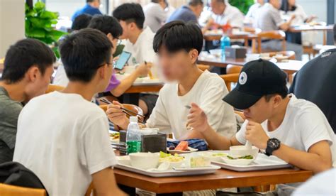 厨房开放日 学生代表走进食堂后厨与饮食服务中心共交流-中国政法大学新闻网