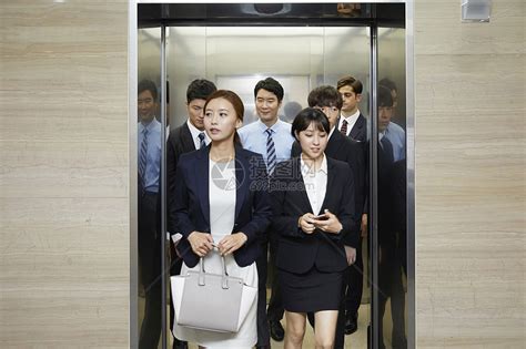 乘坐电梯的商务人士高清图片下载-正版图片502110438-摄图网