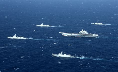 军情24小时：航母编队在南海进行舰载机起降训练_军事_中国网