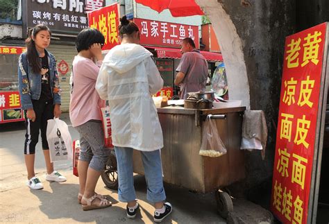 路边摆摊买小吃一个月能赚多少钱（60岁大爷摆摊卖凉皮） - 上海资讯网