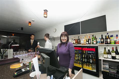 酒吧柜台经理酒保的女收银员肖像高清图片下载-正版图片300643070-摄图网