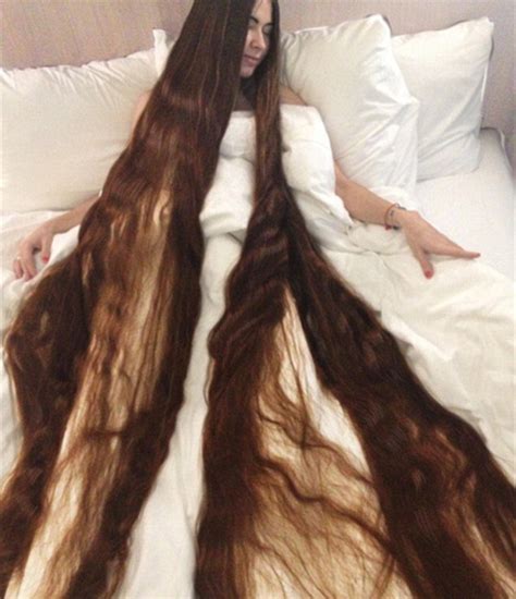 一个20年没有剪头发的女子：头发超过2米长，洗头要一天才能干