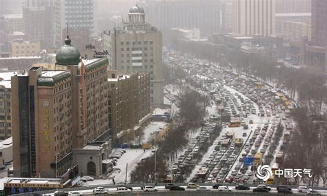 哈尔滨春分大雪纷飞 早高峰交通拥堵-图片频道
