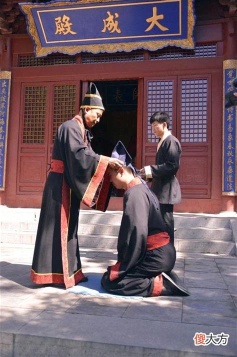 依照明制“冠礼”仪程，一大学生在长春文庙举办成人礼 - 儒家网