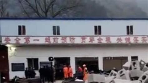 贵州贞丰县一煤矿发生顶板垮塌事故，14人被困救援正进行_凤凰网视频_凤凰网