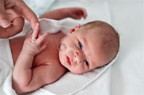 刚出生的新生男婴高清图片下载-正版图片504731460-摄图网