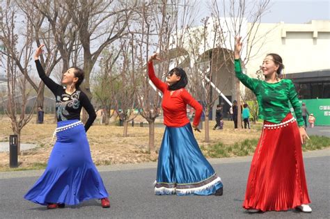 广场舞《最炫民族风》表演：静林！舞姿优美，动作简单易学！_腾讯视频