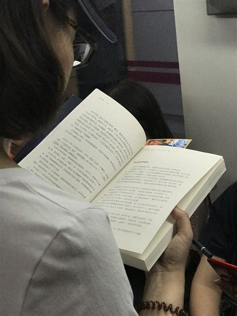 北京地铁上的读书人：挤到无法呼吸，也要有精神角落 - 读书 ...