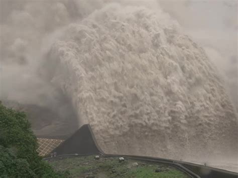 看新闻学英语，11孔泄洪！三峡大坝遇建成后最大洪峰