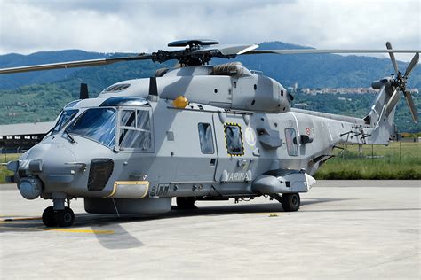 欧直公司向意海军交付首架改进型NH90直升机_手机凤凰网