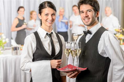 餐厅里时尚男女与服务员高清图片下载-找素材