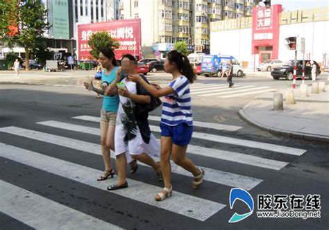 华文媒体记者坐花都公交所见及“中国式过马路”__财经头条