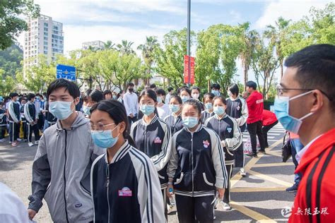 直击北京最大考点，21辆大巴送高考学子集体赴考|北京市_新浪新闻