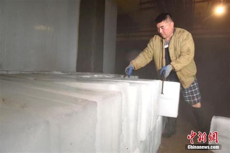 高温天气持续 制冰企业昼夜不停生产冰块