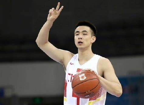 中国男篮球员年薪一览！最高5700万，最低只有20万__财经头条