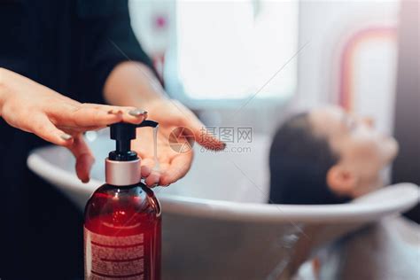 女理发师用洗发水美发沙龙清洗顾客头发美容工作室的发型制作工艺高清图片下载-正版图片507453001-摄图网