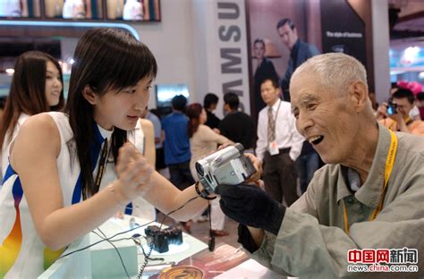 74岁的李春生老人体验一款新型摄录机_新闻中心_中国网