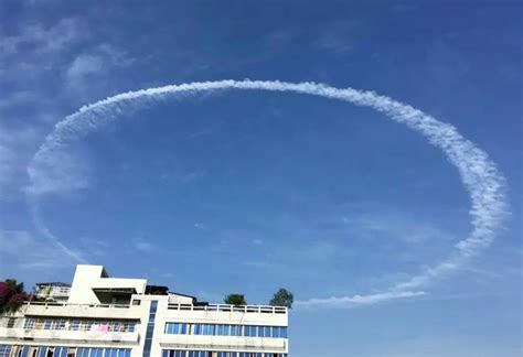 四川天空出现巨型圆状航迹云 画得好完美_天极网