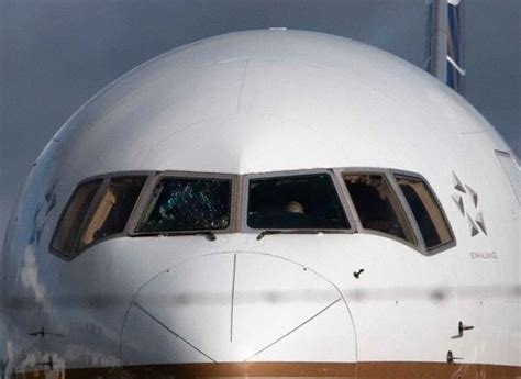 美国一架飞机遭冰雹袭击挡风玻璃破裂机鼻凹陷 紧急降落 _航空要闻_资讯_航空圈