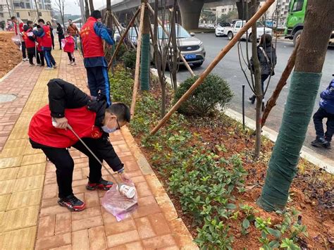 固镇县市场监管局机关支部组织党员志愿者帮助贫困户打扫卫生活动_固镇县人民政府