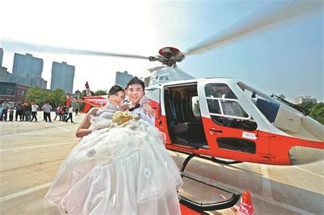 情侣乘直升机办婚礼引围观 部分礼金捐慈善(图)|婚礼|直升机|慈善_新浪新闻