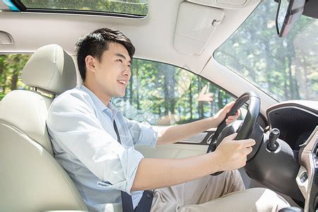 男人开车时双手放在方向盘上，使用GPS导航照片摄影图片_ID:308508568-Veer图库