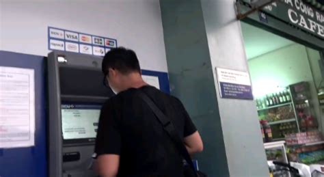 男子越南ATM取钱，卡内余额几千万，却称自己快要穷死了|越南|千万富翁|小伙_新浪新闻