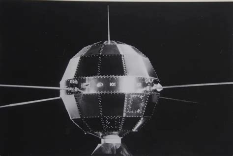 人类第一颗人造卫星，1957年飞向外太空，利用导弹改制而成|人造卫星|斯普特尼克|导弹_新浪新闻
