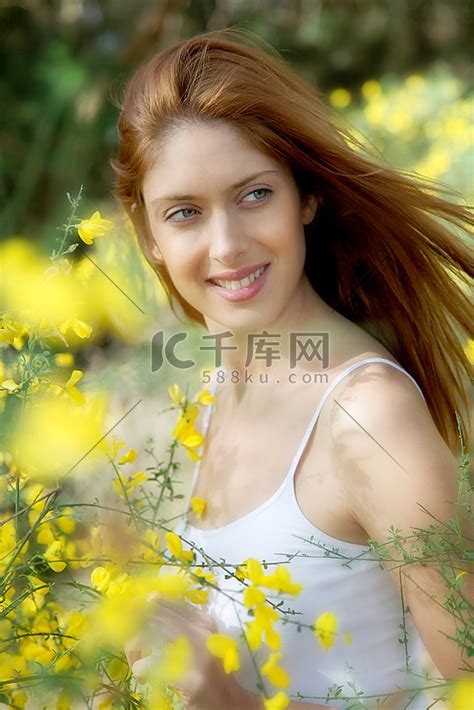 美丽女子的脸近距离肖像年轻画室照片摄影图片_ID:142256773-Veer图库