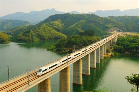 坐火车旅行才够范儿 5条中国最美高铁路线都在这了|高铁|哈尔巴岭_凤凰旅游
