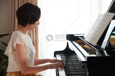 盲姑娘韦颖两年考过钢琴十级 正常人一般需六年_考级资讯_中音在线