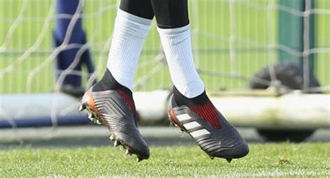 德莱·阿利穿着无鞋带猎鹰18足球鞋训练 - 球鞋 - 足球鞋足球装备门户_ENJOYZ足球装备网