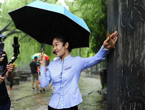 北京：智能伴游机器人亮相莲花池公园-人民图片网