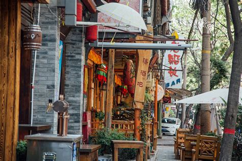 三亚市区有名的小吃一条街 水吧及餐饮店铺约60多家品类