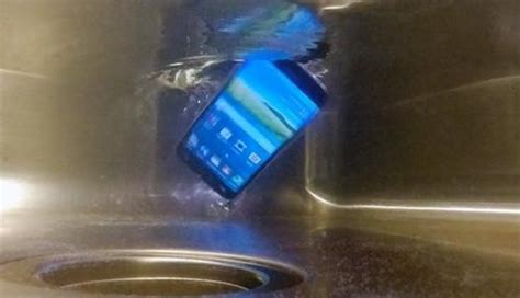 手机进水怎么处理？手机掉水里导致屏幕失灵怎么善后？ - 系统之家