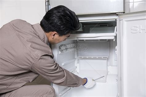 工人上门维修冰箱高清图片下载-正版图片501157519-摄图网