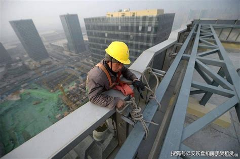 一工人坠落至施工升降机吊笼顶部，原因令人唏嘘_深圳新闻网