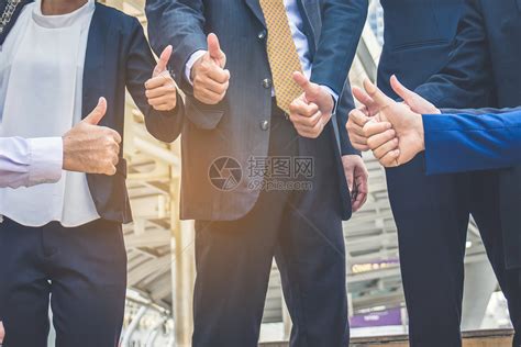 成功的生意人用拇指举起和微笑商业团队合作伙伴年轻的内容高清图片下载-正版图片307850021-摄图网