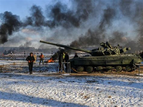 乌克兰军队俄乌边境搞军演 波罗申科现场观摩_凤凰网