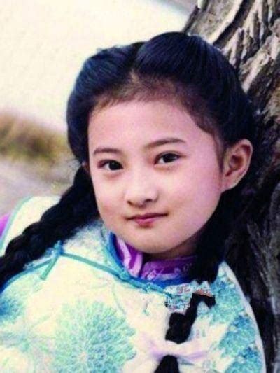 她是中美混血童星，11岁就演女一号，今17岁浓妆艳抹老10岁