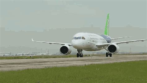 7架波音777飞机起飞视频