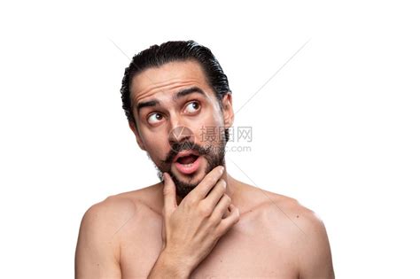 体贴的英俊留着胡子的男人光秃地站在白色背景上高清图片下载-正版图片506226129-摄图网